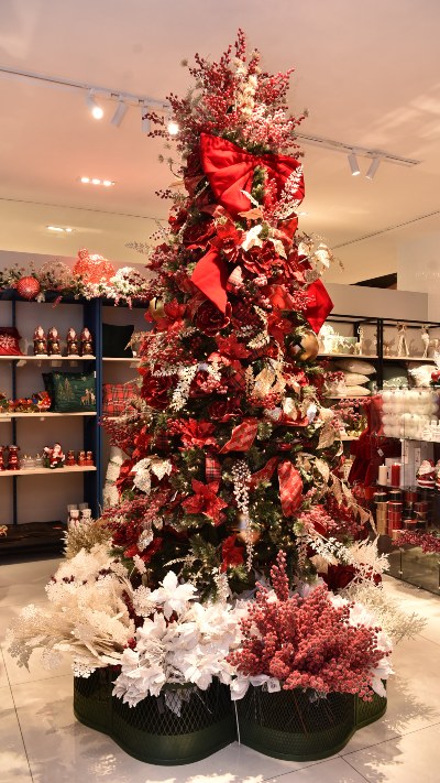 Holiday Memories recupera la esencia clásica de la Navidad con rojo intenso, dorado, flores, lazos y detalles que evocan tradición. 
