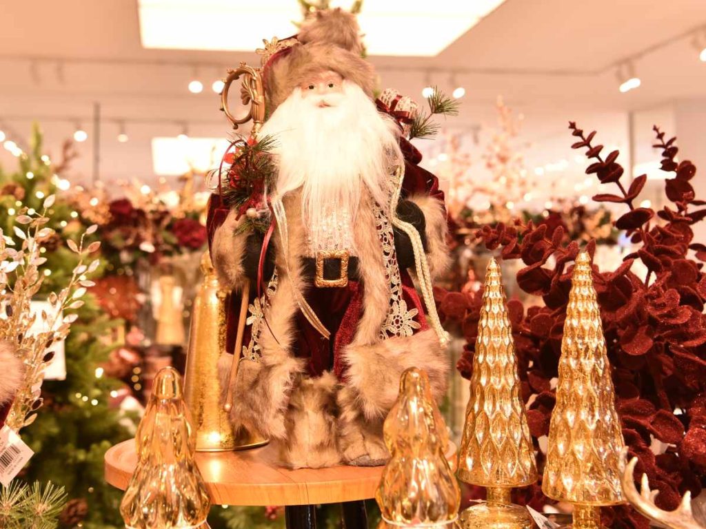 Holy Night apuesta por burgundy, dorado y texturas lujosas para una Navidad sofisticada, cálida y llena de carácter. 