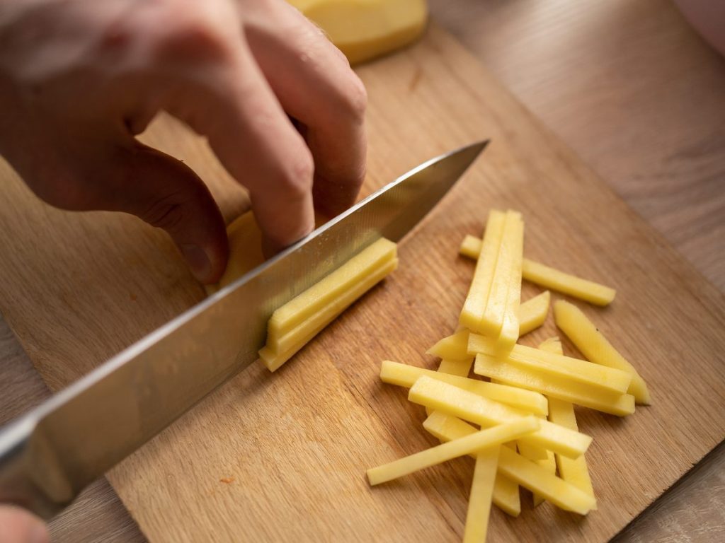 El secreto de unas papas fritas crujientes comienza antes de freírlas: una precocción con vinagre puede marcar la diferencia en su textura.