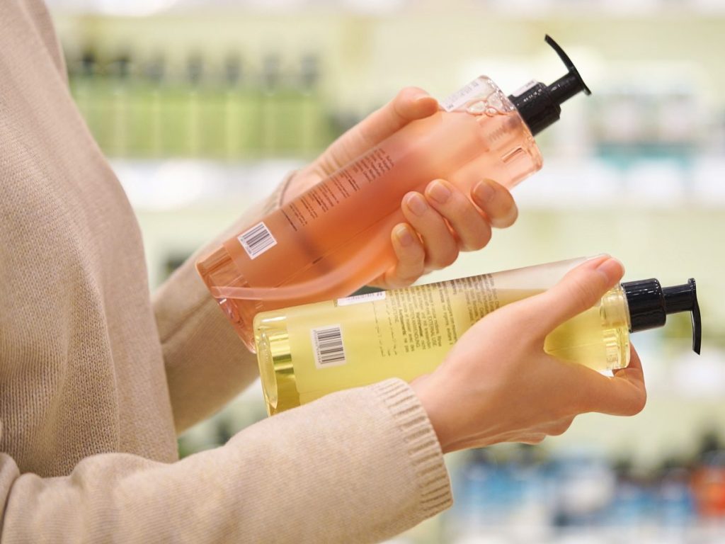 1. Los champús anticaída pueden mejorar el aspecto del cabello y el cuero cabelludo, pero no detienen por sí solos la alopecia androgenética.