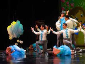 La puesta en escena combina danza, música y fantasía para acercar el universo de Cri-Cri a nuevas generaciones.