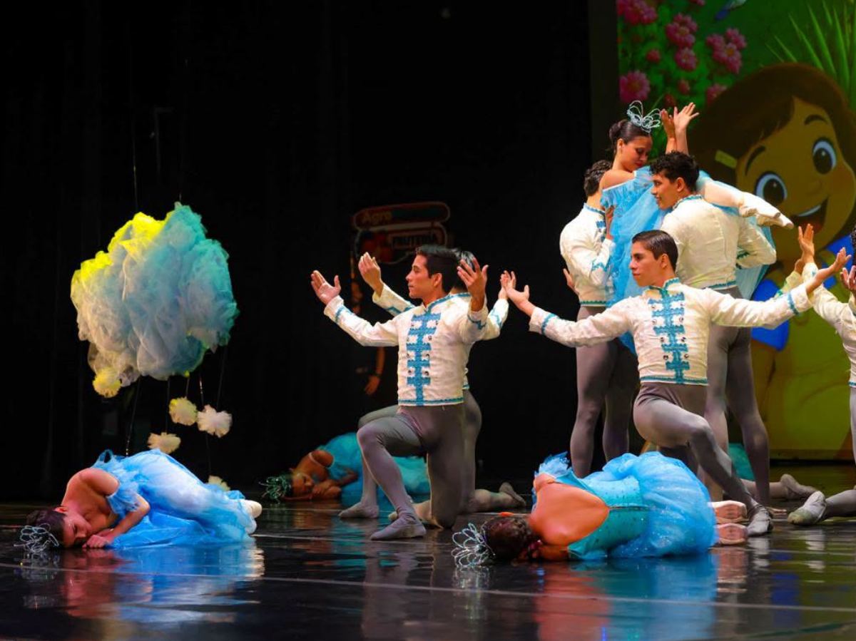 La puesta en escena combina danza, música y fantasía para acercar el universo de Cri-Cri a nuevas generaciones.