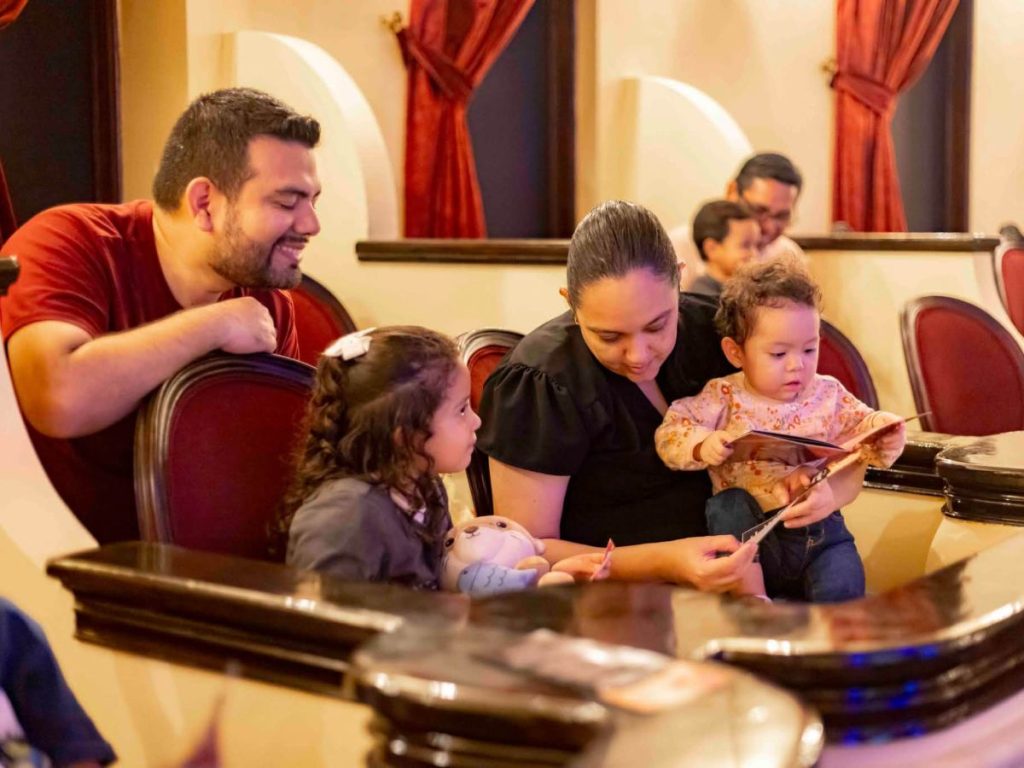 Familias disfrutaron de “El mundo mágico de Cri-Cri” en el Teatro Nacional de San Salvador durante su primera función.