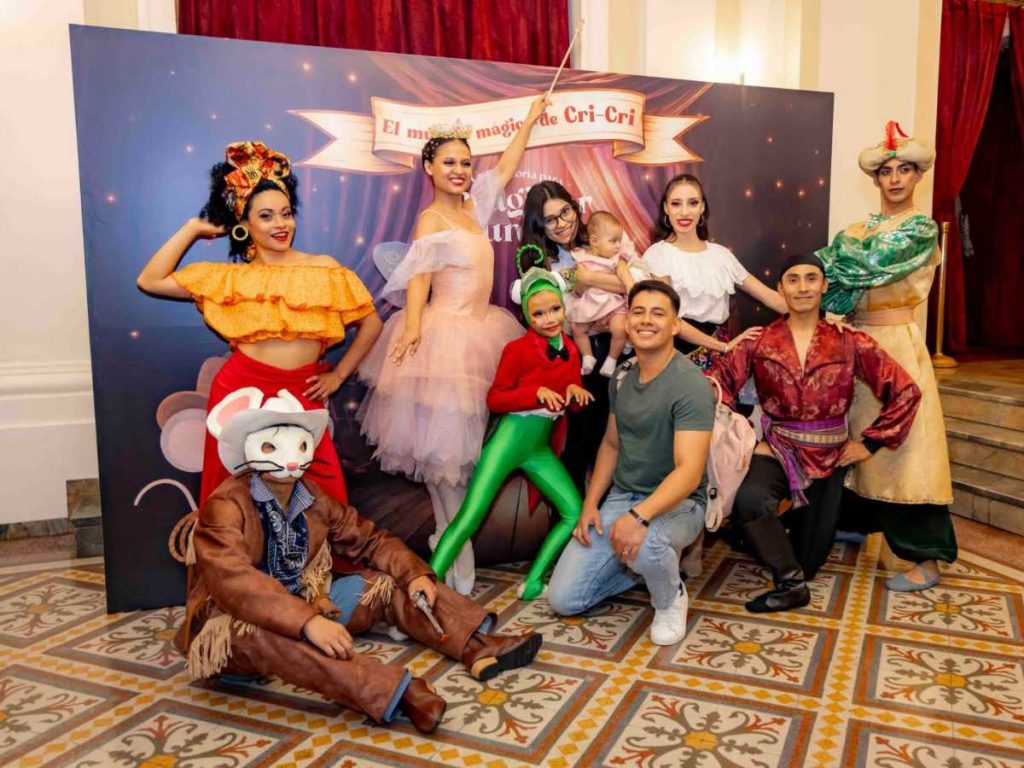 El elenco de “El mundo mágico de Cri-Cri” compartió con familias y asistentes tras una función llena de música, color e imaginación.