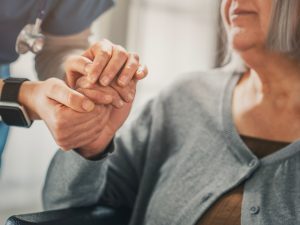 La debilidad repentina en un brazo puede ser una señal de ACV y requiere atención médica inmediata para reducir el riesgo de secuelas.