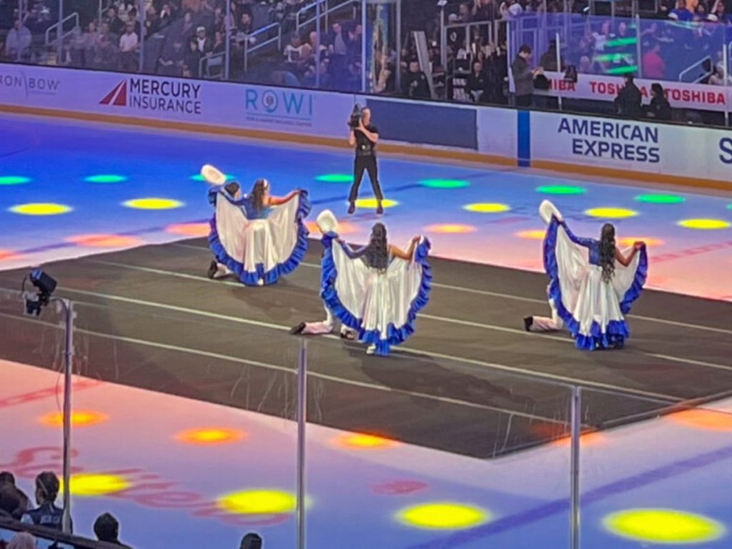 La Crypto Arena de Los Ángeles recibió presentaciones musicales y bailes tradicionales de El Salvador durante una jornada de hockey.