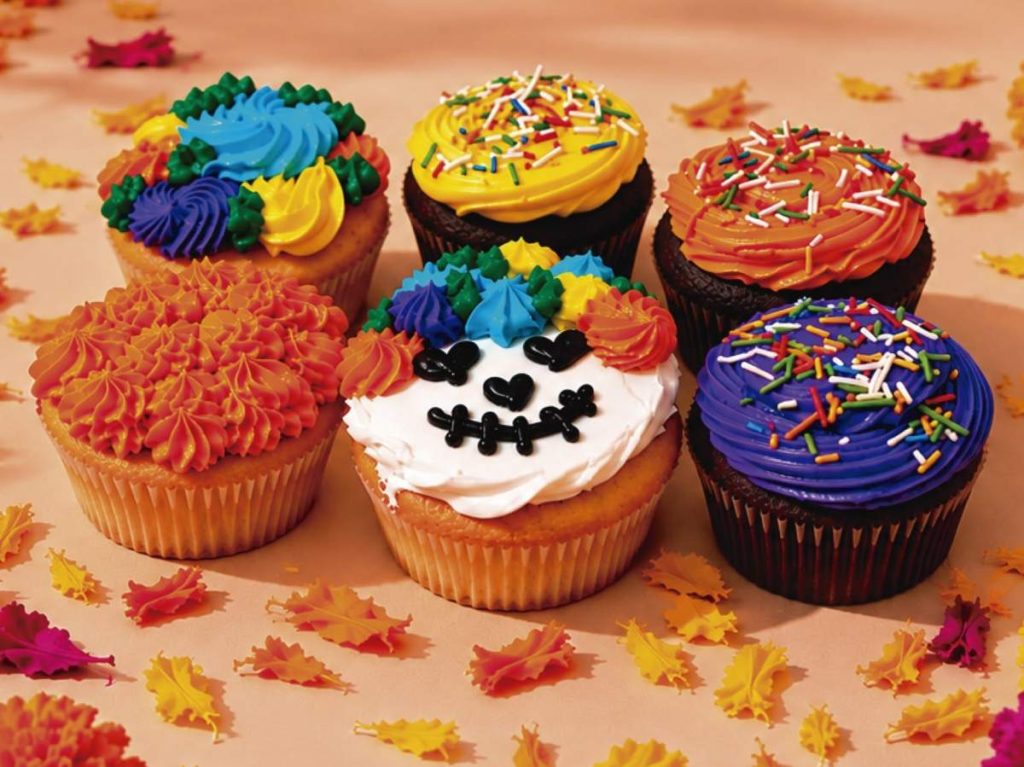 Los muffins de El Rosario se llenan de color con decoraciones de calaveritas, flores y tonos vibrantes inspirados en las tradiciones del Día de Muertos.