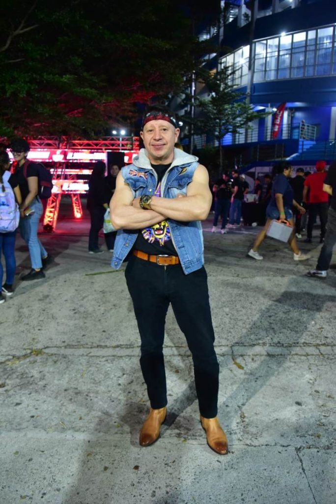 Mario espera a que llegue su hija para compartir con ella el concierto