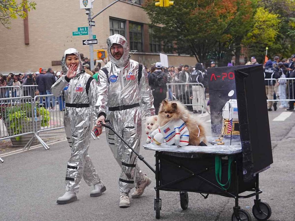 Dueños y mascotas lucen creativos disfraces durante el desfile canino de Halloween en Tompkins Square, Nueva York, el 17 de octubre de 2026. 