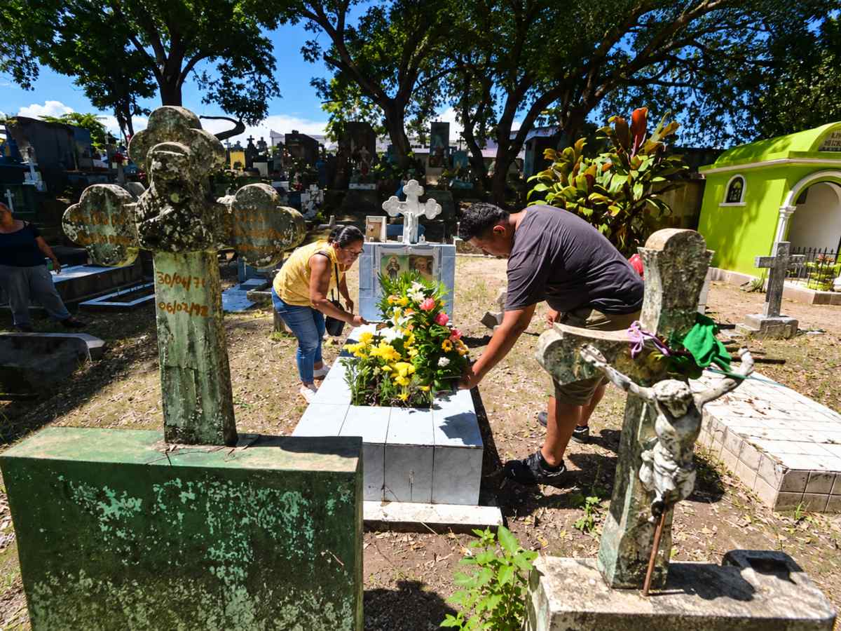 dia difuntos cementerio ilustres parcelas jardin recuerdo