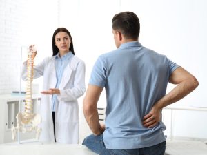 La osteoporosis puede aparecer antes de los 50 años y estar relacionada con factores hormonales, nutricionales, genéticos o ciertos medicamentos.