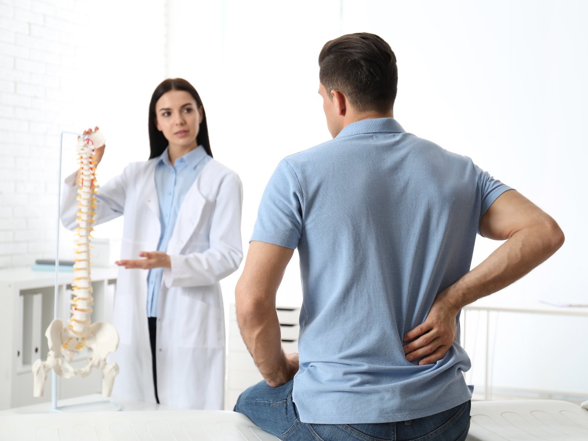 La osteoporosis puede aparecer antes de los 50 años y estar relacionada con factores hormonales, nutricionales, genéticos o ciertos medicamentos.