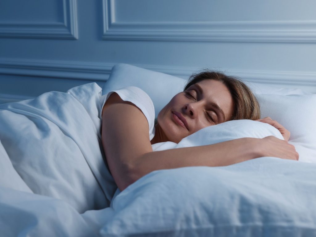 1. Dormir entre siete y nueve horas por noche forma parte de los hábitos que pueden favorecer un mejor control de la presión arterial.