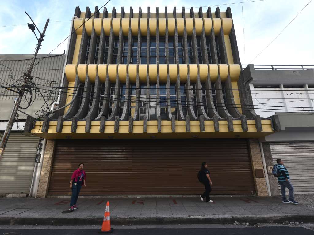Detalle en contrapicado de la transición curva del brise-soleil hacia la marquesina de la planta baja