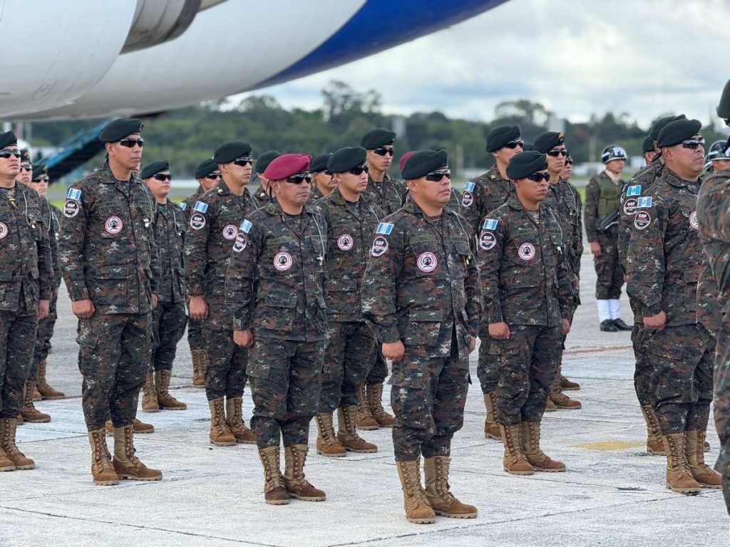 2. La despedida del contingente guatemalteco se desarrolló en la rampa militar de la Fuerza Aérea Guatemalteca. Foto: Ejército GT Oficial.