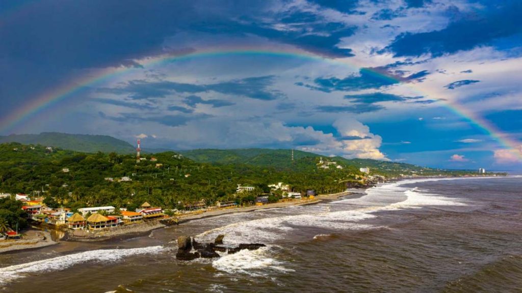 Con un espectacular arcoíris dibujado sobre el cielo de la playa El Sunzal, en La Libertad Costa, cierra el tercer día de competencias del Surf City El Salvador ISA World Longboard Championship.