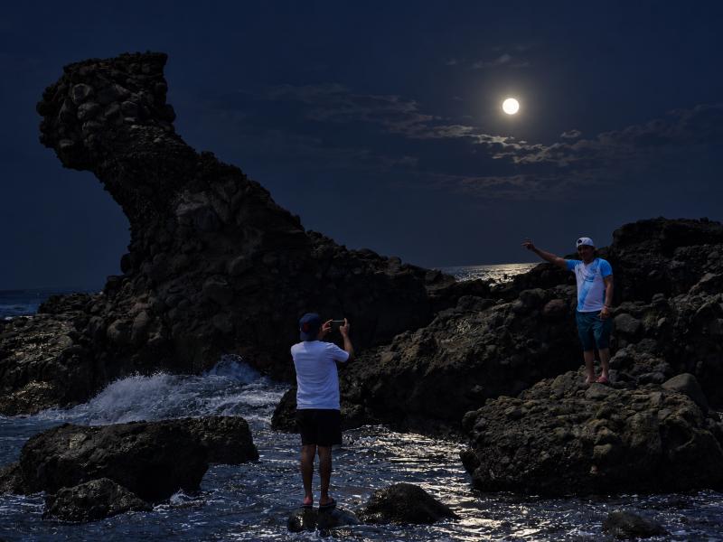Playa El Tunco, en La Libertad, destaca por su ambiente nocturno, bares y restaurantes cercanos al mar.