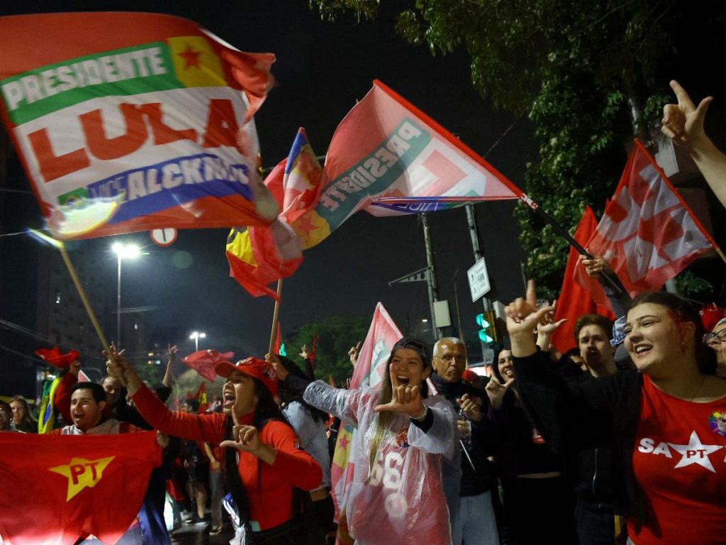 Los partidarios del presidente y candidato presidencial de Brasil, Luiz Inácio Lula da Silva, celebran tras los resultados de la segunda vuelta de las elecciones presidenciales en Porto Alegre, Brasil, el 25 de octubre de 2026.
