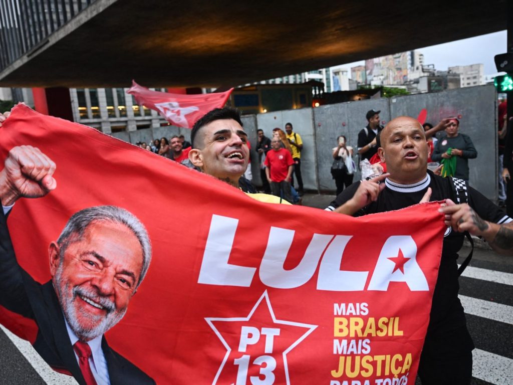 Simpatizantes del candidato presidencial del Partido de los Trabajadores (PT) de Brasil, Luiz Inácio Lula da Silva, sostienen una pancarta con su imagen en el estado de São Paulo, Brasil, el 25 de octubre de 2026, durante la segunda vuelta de las elecciones presidenciales.