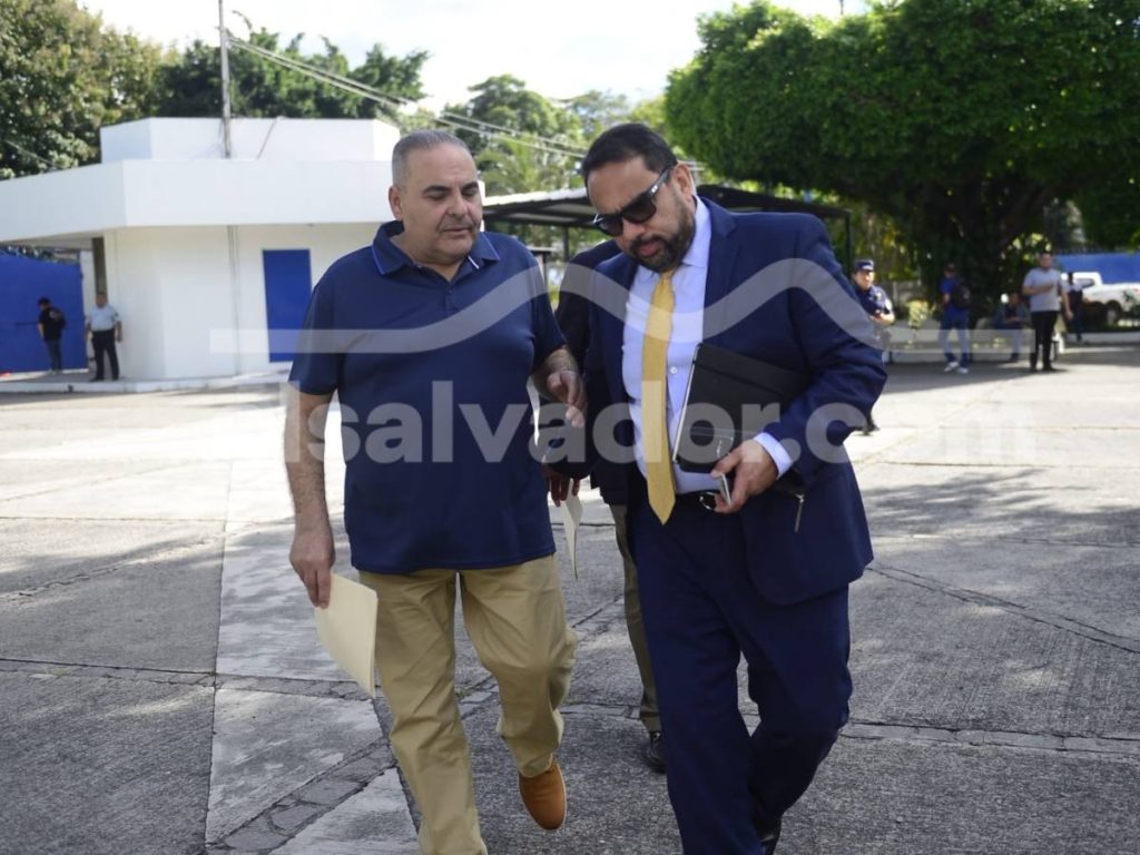 El expresidente llegó al Centro Judicial Isidro Menéndez junto a Élmer Charlaix, después de cumplir una condena de diez años de prisión.