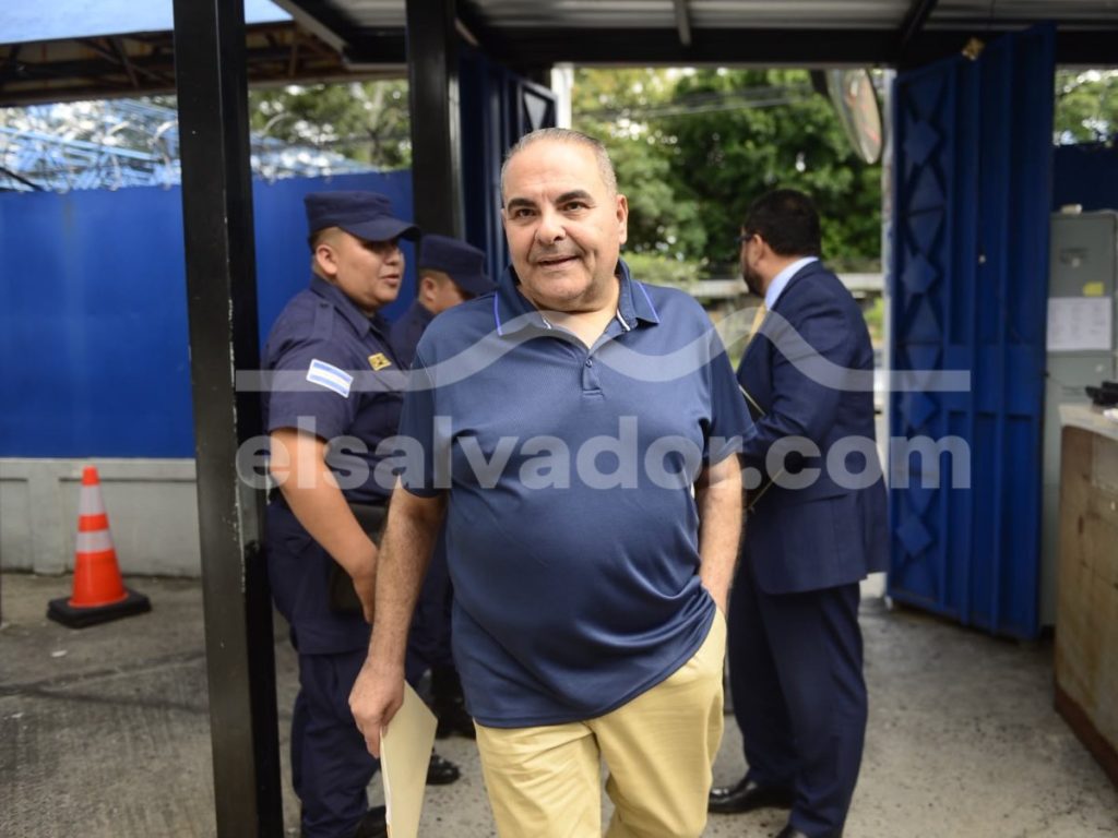 “Ya estoy desacostumbrado a dar declaraciones”, dijo Antonio Saca al llegar a los juzgados de San Salvador tras salir de prisión.