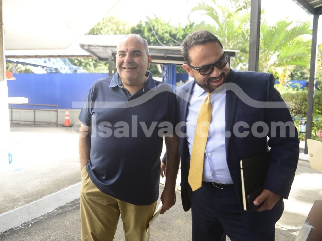 El exmandatario se presentó ante un juzgado de San Salvador junto a Élmer Charlaix. Su orden de libertad estaba vigente desde el 27 de octubre.