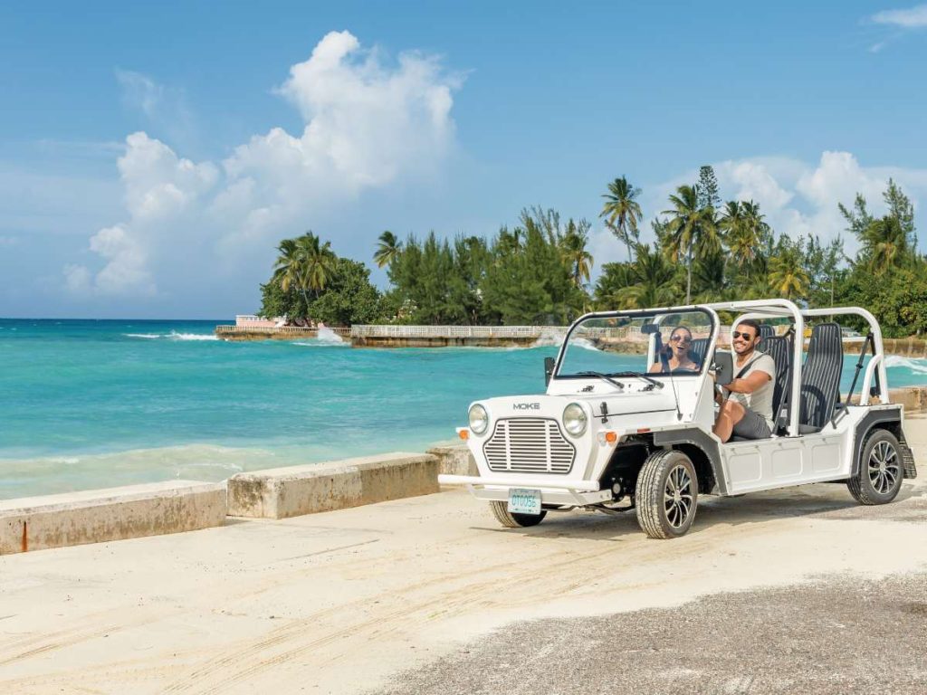 Harbour Island enamora con su famosa playa de arena rosada, un escenario paradisíaco para disfrutar de una escapada romántica.