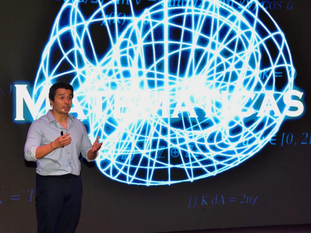 Ricardo Orjuela, vicepresidente de Analítica de Banco Davivienda Colombia, motivó a los jóvenes salvadoreños a confiar en su talento y dar el primer paso para emprender.