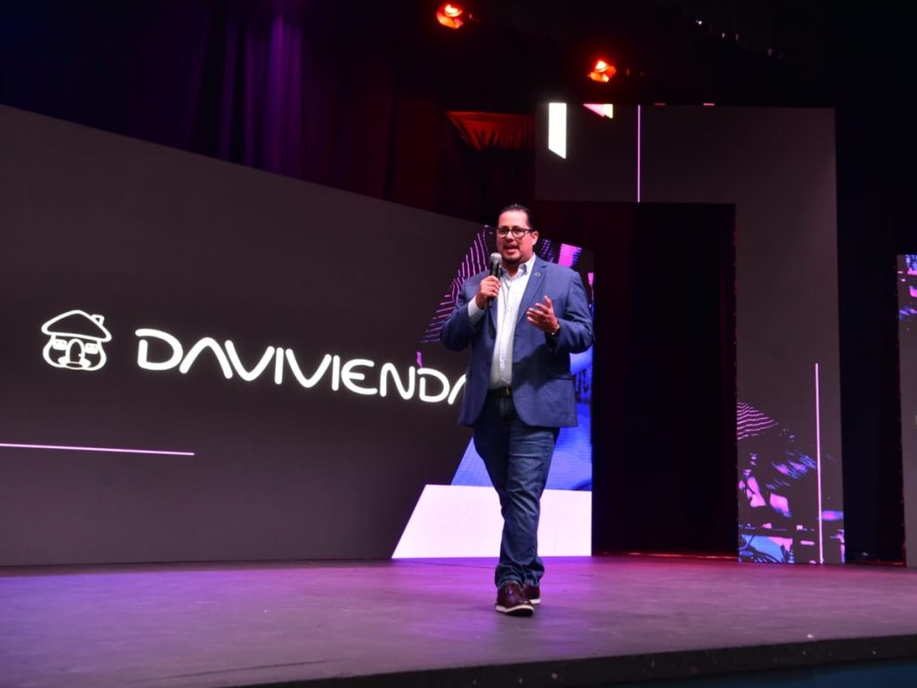 Andrés Pineda, gerente de Operaciones e Innovación de Banco Davivienda, participó en Espaciotec 2026, una iniciativa que impulsa el talento emprendedor y el desarrollo tecnológico en El Salvador.