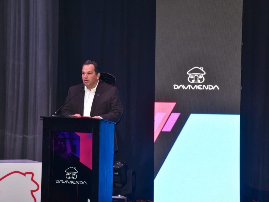 Gerardo J. Simán, presidente ejecutivo de Banco Davivienda, participó en Espaciotec 2026, destacando la importancia de la innovación, el aprendizaje y el impulso al talento emprendedor salvadoreño.