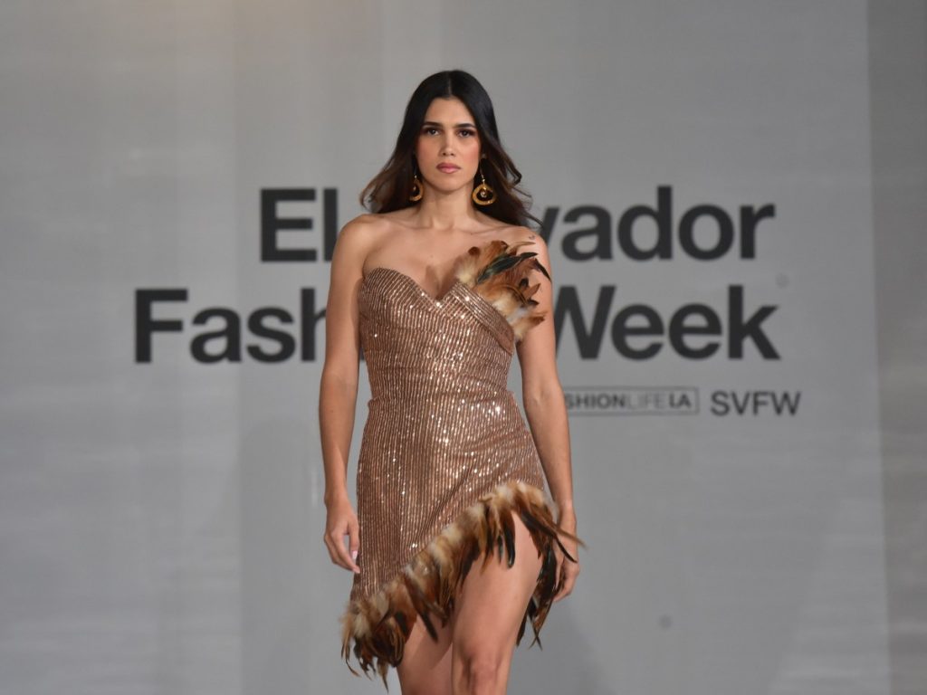 Natasha Jiménez presentó Naturaleza Indómita, una colección de 20 looks con vestidos sofisticados, colores intensos, plumas y acabados metalizados.