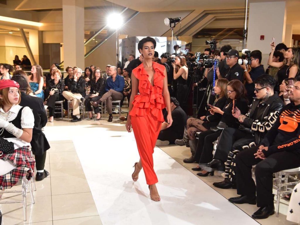 House of Serena, de Natalia Guerra, destacó en El Salvador Fashion Week con Mar de Flores, una colección de diseños femeninos, volantes y movimiento.
