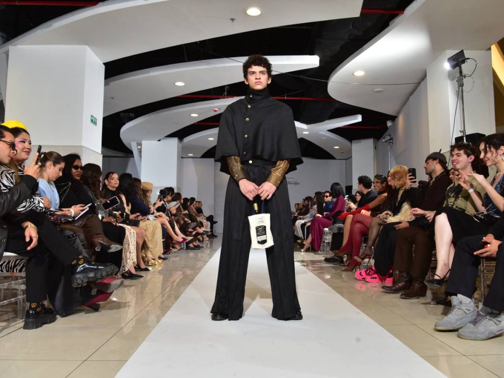 Moskem Menswear celebró sus 12 años con una colección de 15 looks masculinos inspirados en Flor de Caña, destacando la sastrería de autor.