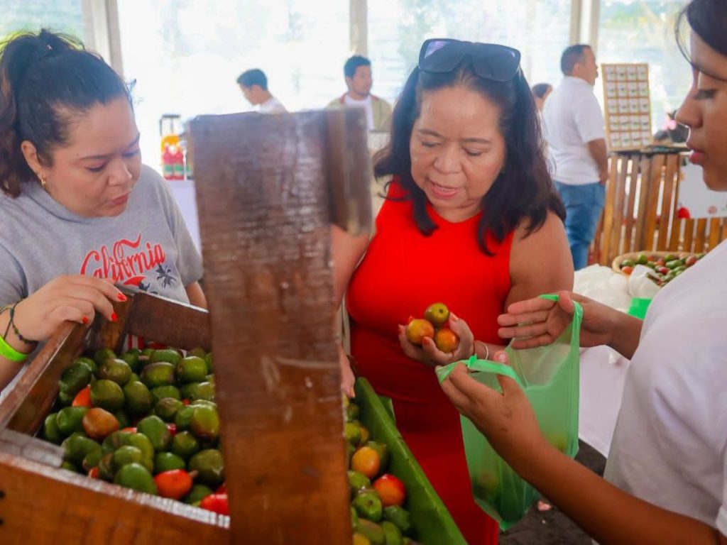La feria permite comprar jocote corona fresco y conocer distintas propuestas creadas a partir de esta fruta.