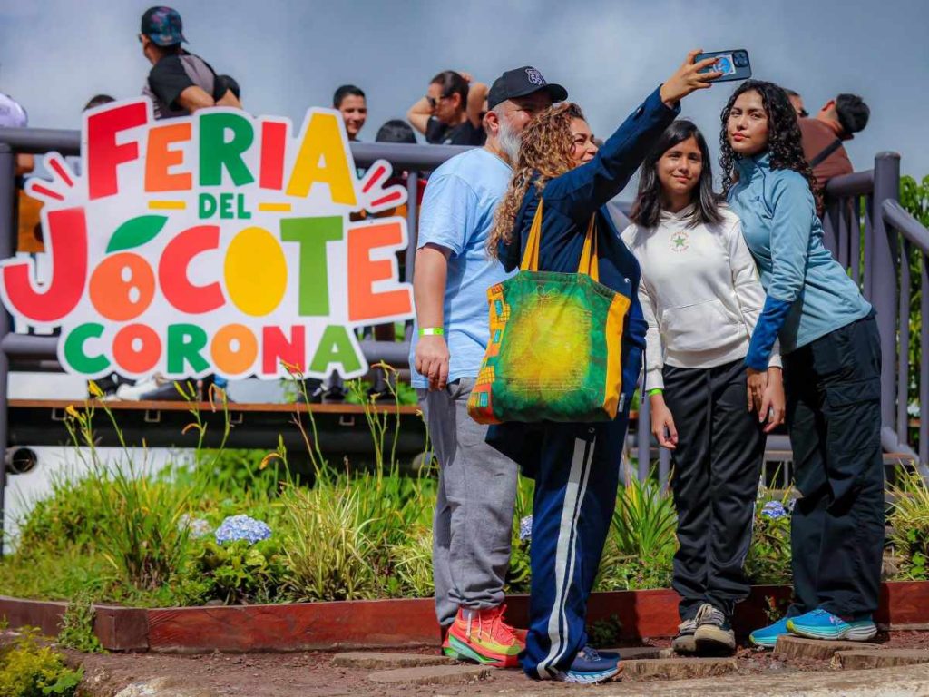 Familias y turistas aprovechan la Feria del Jocote Corona para recorrer el Cerro Verde y disfrutar del ambiente.