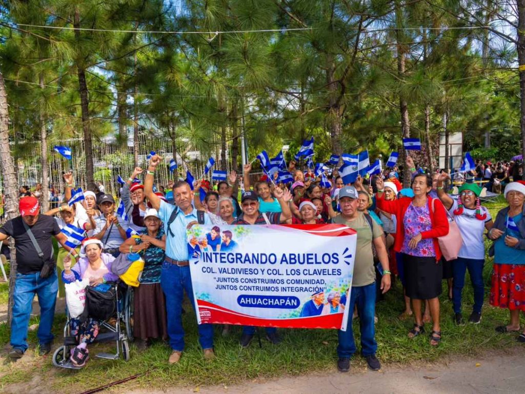 Adultos mayores, jóvenes becados y vecinos de diferentes comunidades participaron en el encuentro.