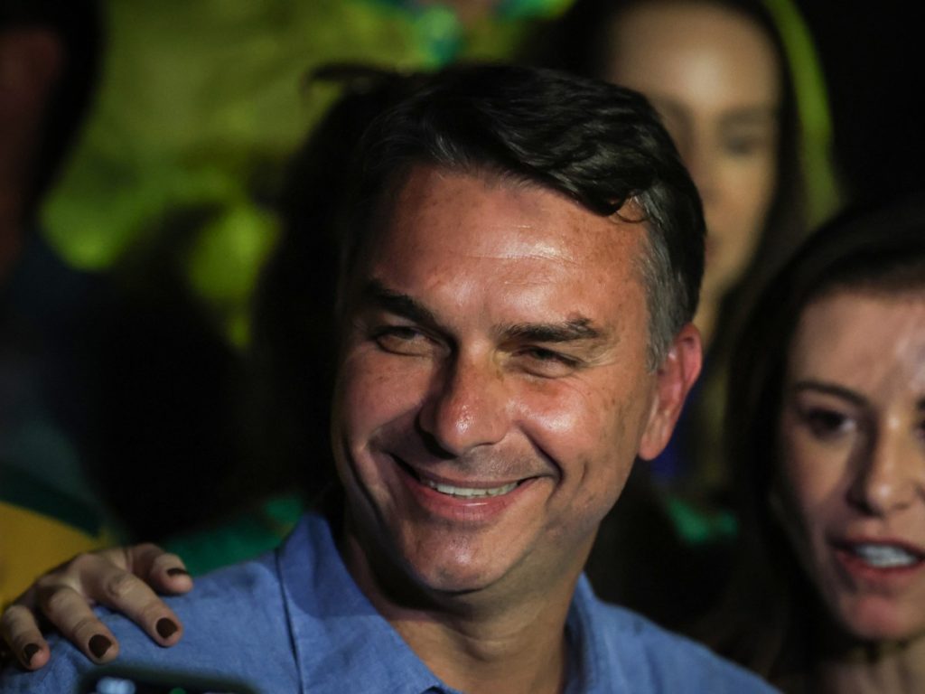 El senador de derecha brasileño y candidato presidencial del Partido Liberal (PL), Flavio Bolsonaro, sonríe tras conocerse los resultados parciales de las elecciones presidenciales en Brasilia, Brasil, el 4 de octubre de 2026.