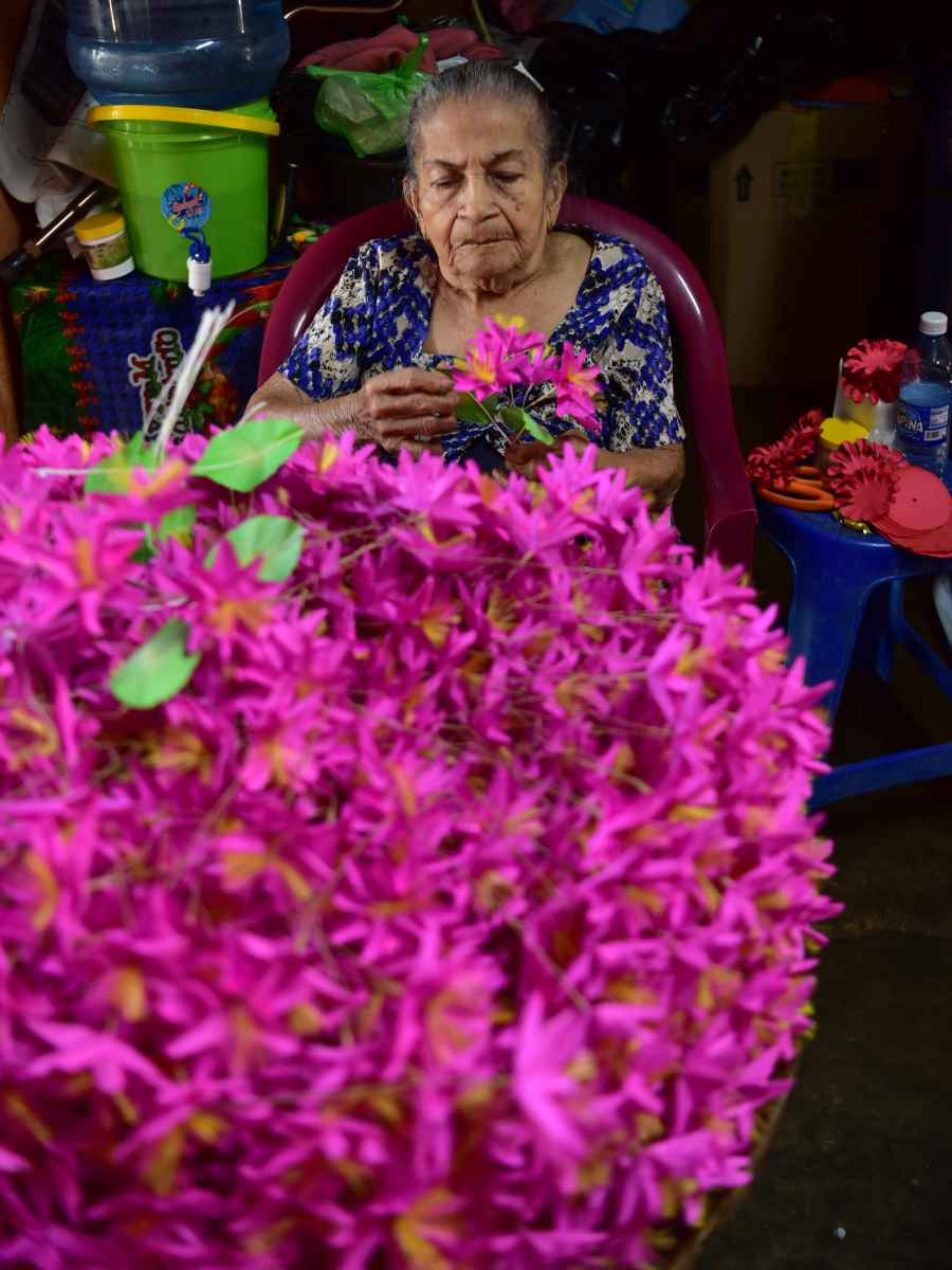 La mayor demanda llega en el Día de los Difuntos y el Día de la Madre, cuando los ramos, coronas y corazones se multiplican en el pueblo.