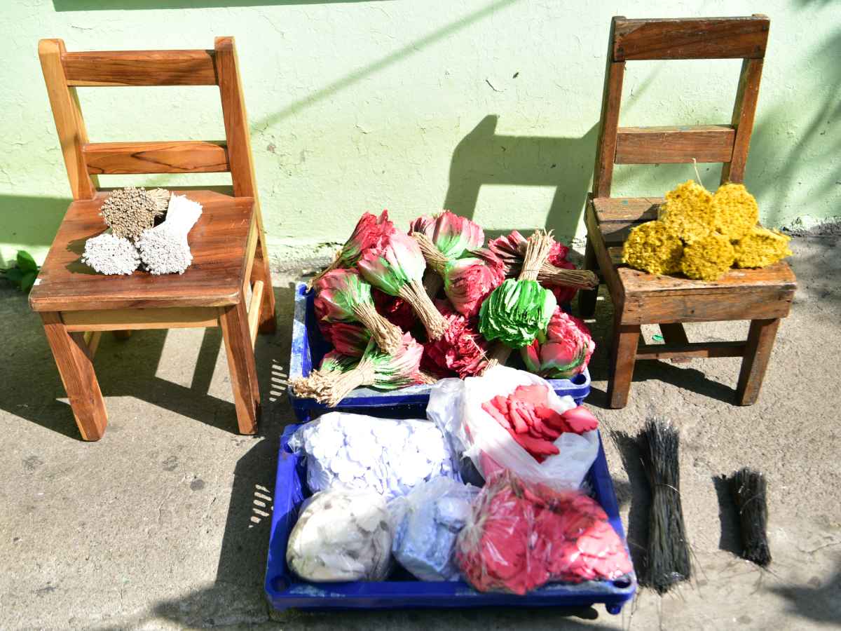 Luego de teñir las flores uno de los pasos esenciales es dejarlas secar al sol.
