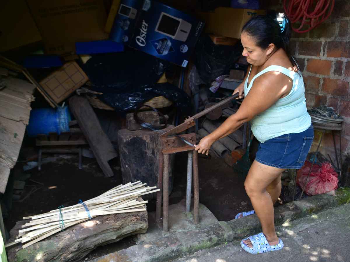 El alambre es otra de los insumos utilizados, se corta en grupos con una herramienta elaborada por la familia.