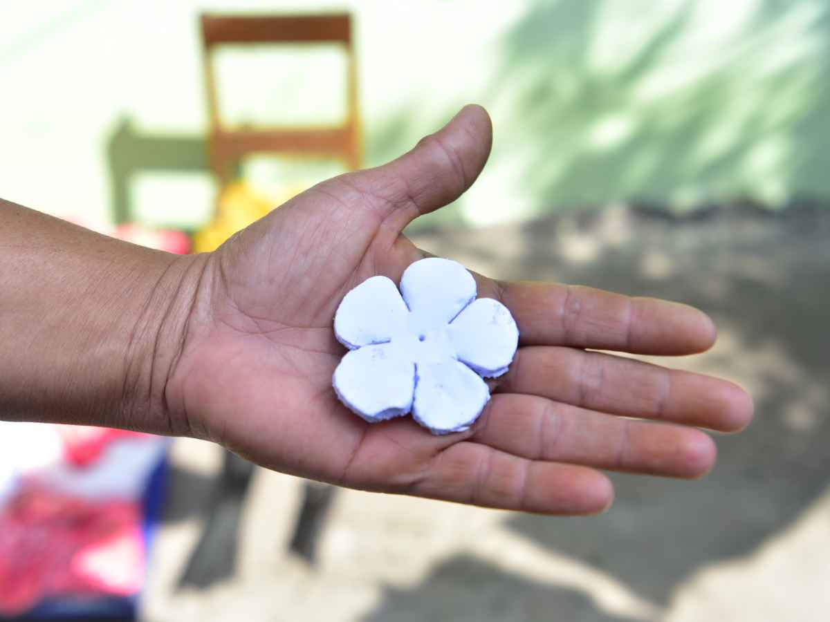 Las flores de papel se cortan en grupos de más de 30, desde hace mas de 100 años se hace con un maso y un molde de hierro.