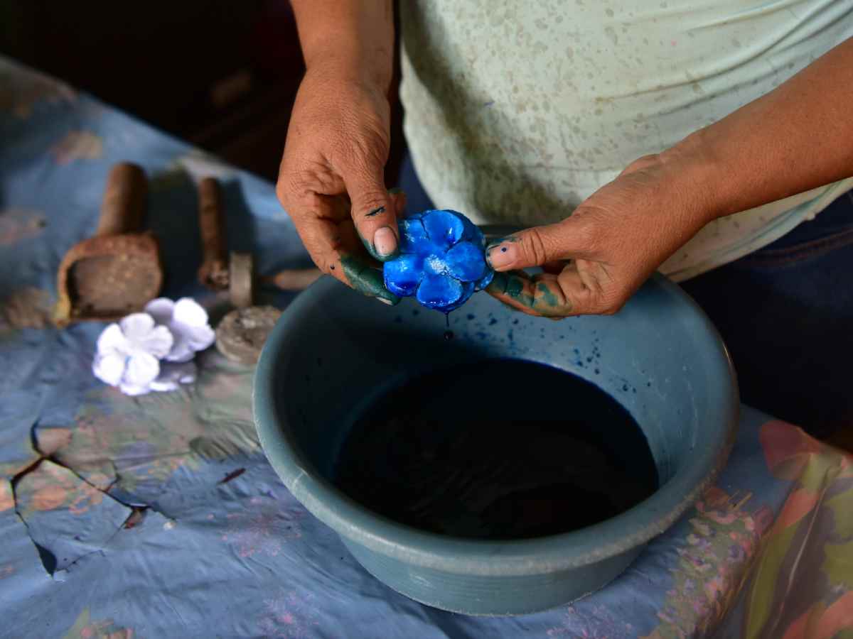 Uno de los primeros pasos es la elaboración de las flores en papel teñido de colores.