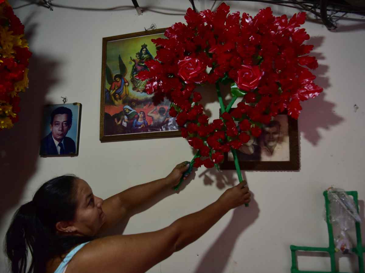 La floristería «Mamá Dorita» está a unos metros del cementerio Municipal de Quezaltepeque, para encargos puede contactarles al número 7695-8931.