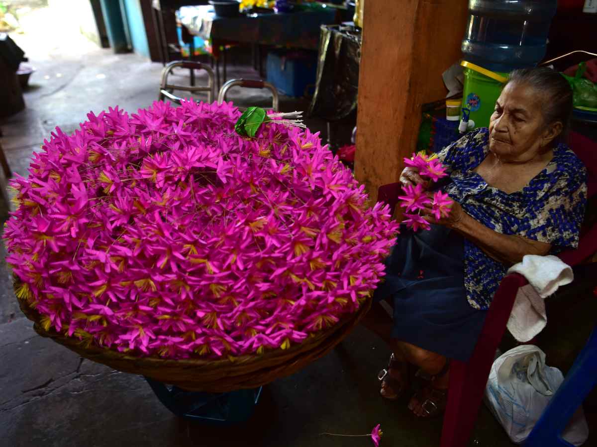 «Mamá Dorita» aprendió a realizar el oficio de la elaboración de flores de cera y papel a los 13 años de edad. En la actualidad tiene 97 años de vida.