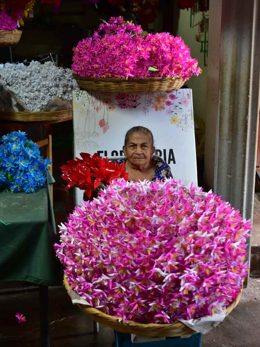 Con el pasar de los años fundó su propio taller: la floristería «Mamá Dorita», donde hoy su familia mantiene viva la herencia que acompaña a sus ocho hijos y varios nietos.