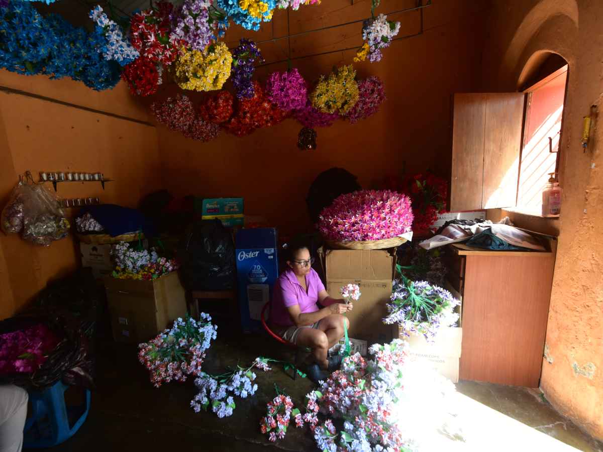 Previo al Día de Los Difuntos la demanda de flores de cera se incrementa.