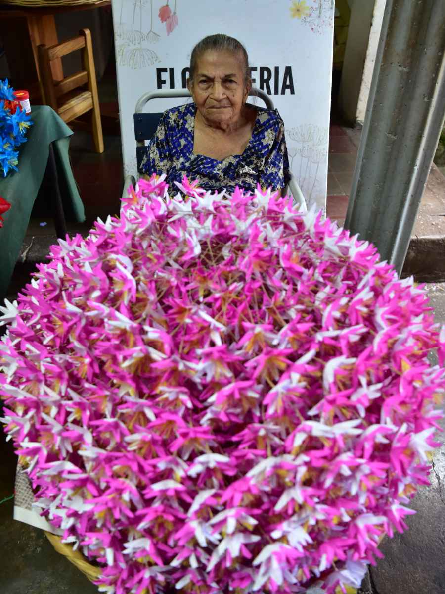 Sus flores no solo adornan tumbas o altares: son testimonio de una historia tejida con paciencia, color y amor por sus raíces.