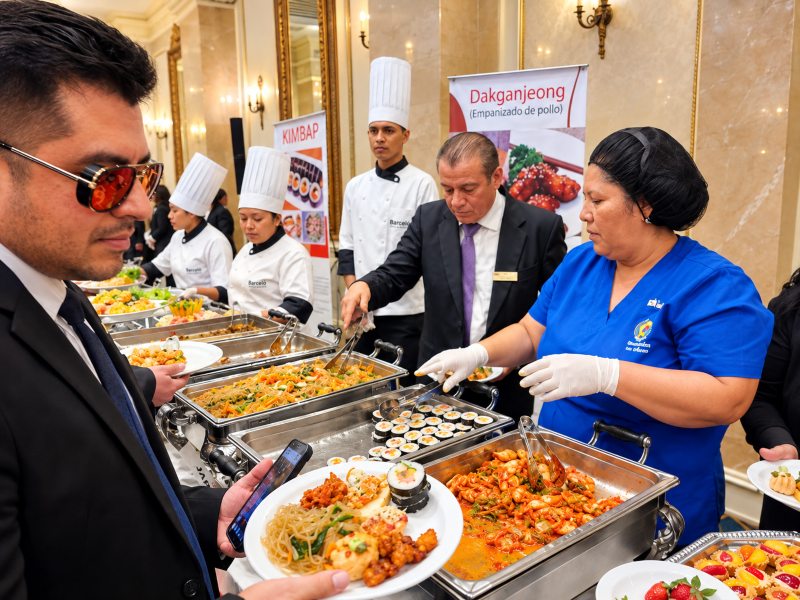 La gastronomía coreana fue parte de las actividades culturales realizadas durante el evento por el Día Nacional de Corea. Foto elsalvador.com / Daniela Alegría
