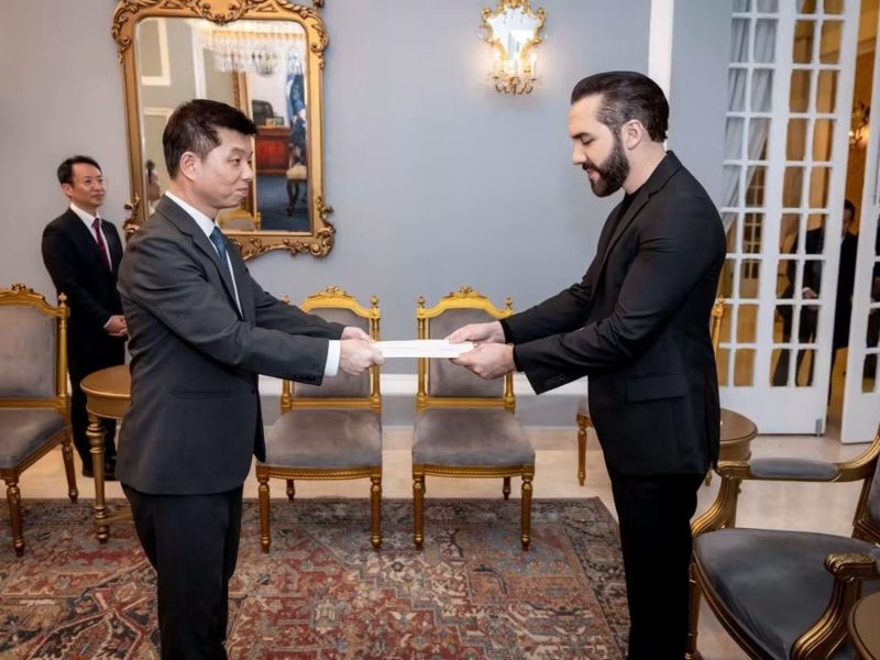 El embajador de Corea en El Salvador y autoridades salvadoreñas durante un encuentro oficial que reafirma los lazos entre ambas naciones. Foto elsalvador.com / Daniela Alegría