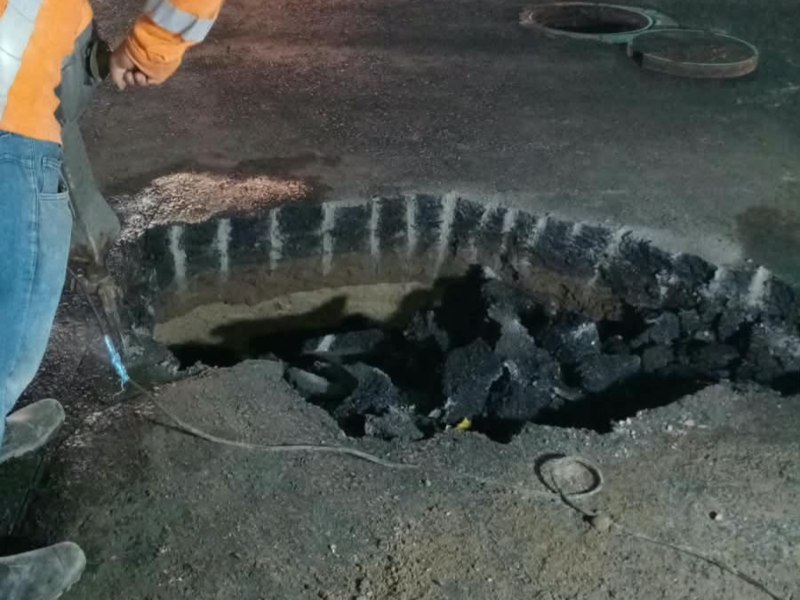 Cárcava en el Paseo General Escalón, en la intersección con la 79.ª Avenida Sur, en San Salvador.